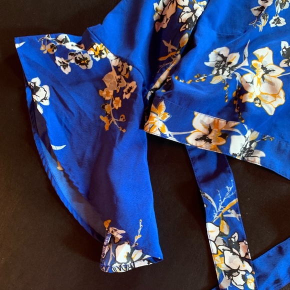 River Island/ ASOS Floral Frill Sleeve Crop Top Blue with white flowers. Size 6 - Picture 7 of 9